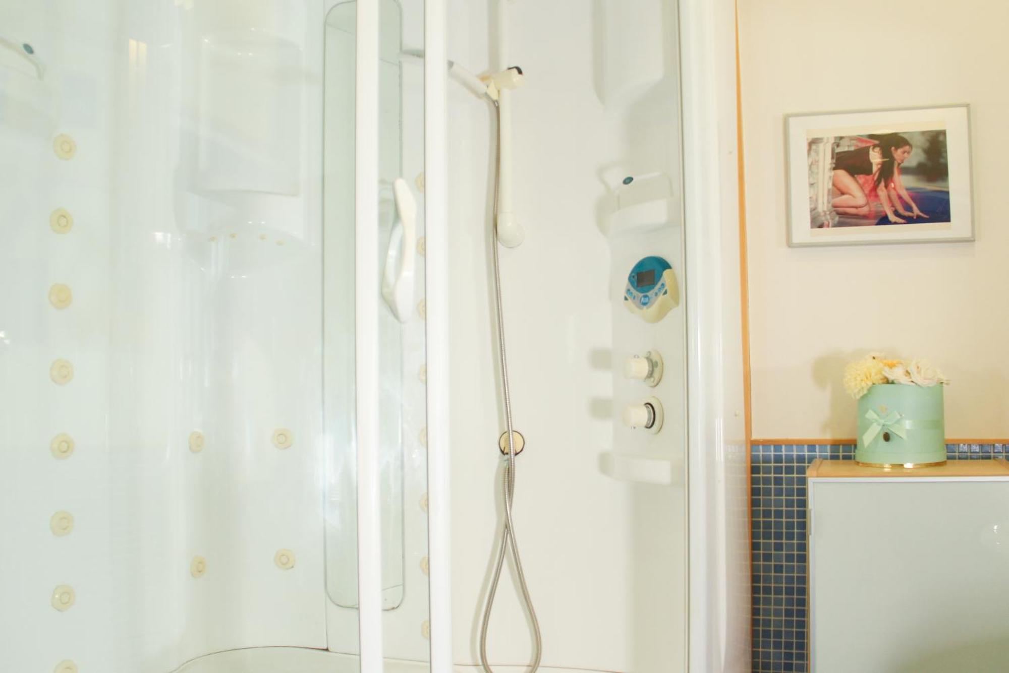 Appartement Metro Amedeo - Stanza Privata Con Vasca Idromassaggio à Naples Extérieur photo