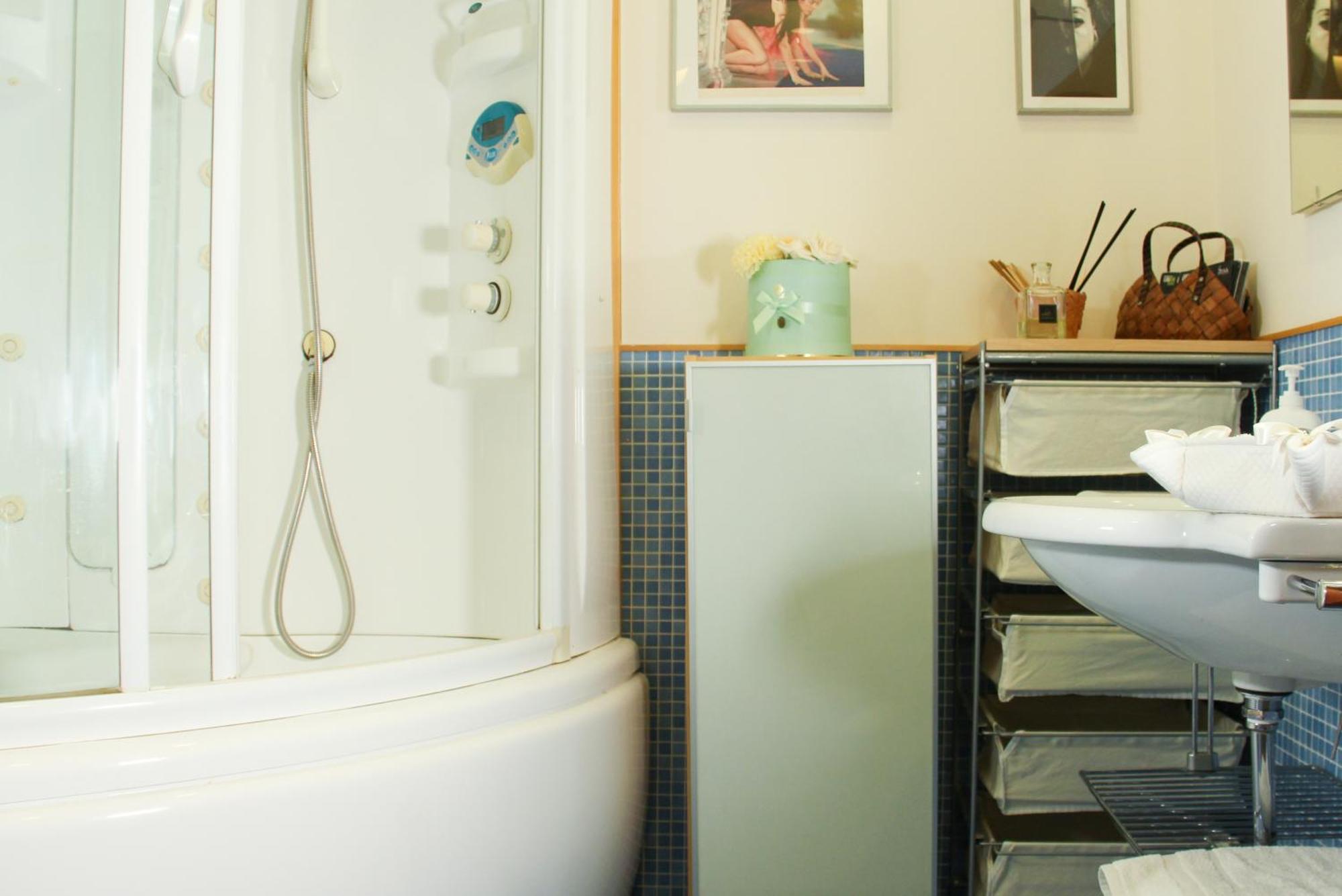 Appartement Metro Amedeo - Stanza Privata Con Vasca Idromassaggio à Naples Extérieur photo