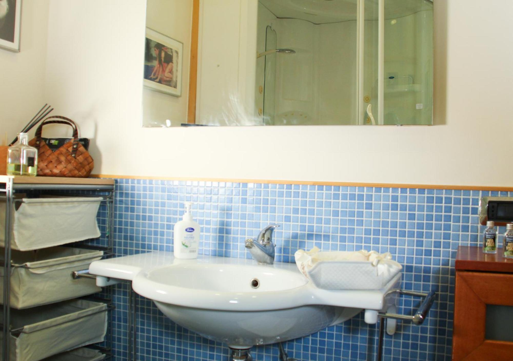 Appartement Metro Amedeo - Stanza Privata Con Vasca Idromassaggio à Naples Extérieur photo