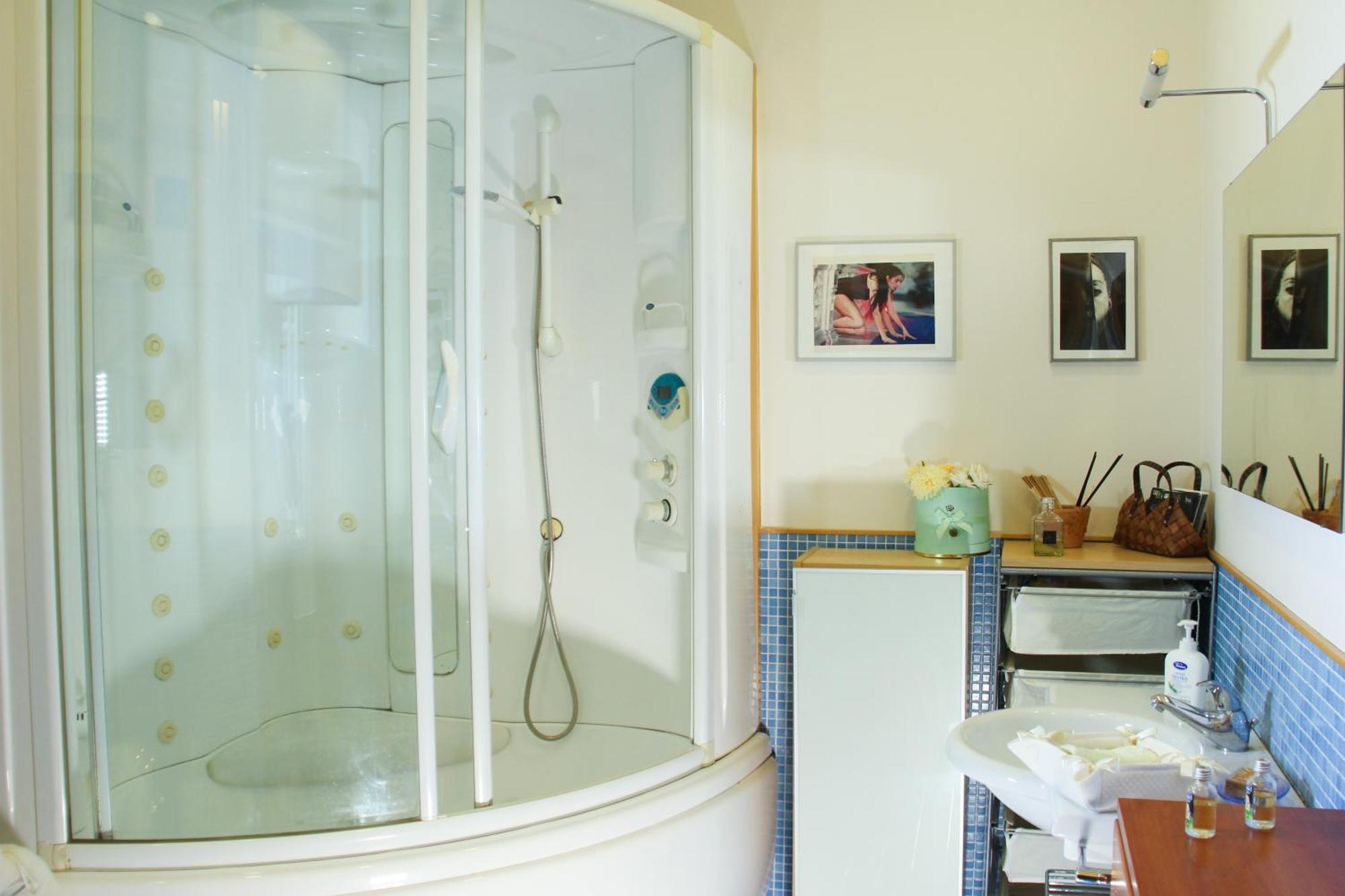 Appartement Metro Amedeo - Stanza Privata Con Vasca Idromassaggio à Naples Extérieur photo